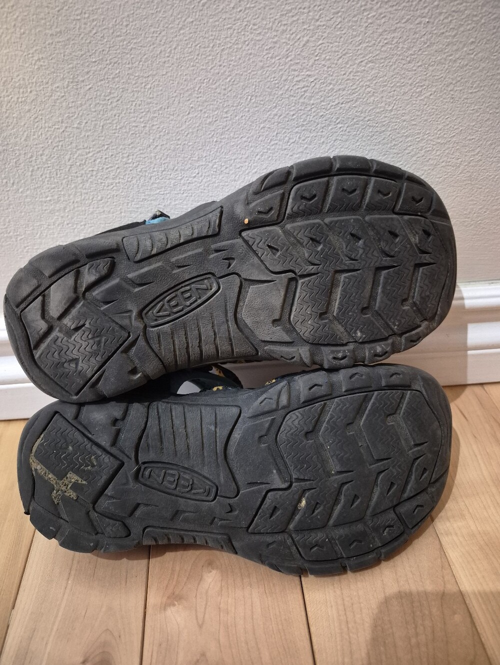 Keen kids size 5 sandals - Picture 5 of 5